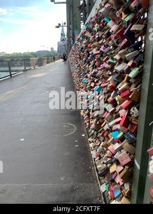 Pont Hohenzollern (Hohenzollernbrücke) plein de serrures verrouillées. Cologne Koln, Rhénanie-du-Nord-Westphalie / Allemagne Banque D'Images