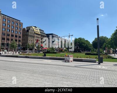 Koenigsallee (King's Avenue) au centre-ville de Düsseldorf. Cette rue est célèbre pour ses boutiques de luxe. Dusseldorf, Rhénanie-du-Nord-Westphalie / Allemagne. Banque D'Images