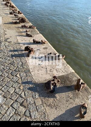 Les chaussures sur la rive du Danube pour honorer les Juifs qui ont été tués par des miliciens fascistes de la Croix-Arrow à Budapest pendant la Seconde Guerre mondiale Budapest Banque D'Images