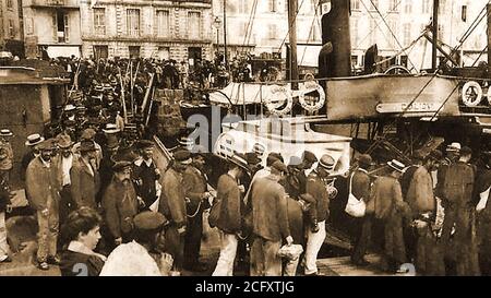 Une photo ancienne des détenus français (enchaînés par paires) qui embarque la Colonia (?) À la Rochelle, France. La date exacte ou les détails ne sont pas enregistrés mais il est connu que la Guyane française a reçu des forgers et d'autres criminels entre 1852 et 1939, Et que la Nouvelle-Calédonie et son île des pins en Mélanésie ont reçu des dissidents transportés comme les communistes, les rebelles de Kabyles et les criminels condamnés entre les années 1860 et 1897. Il semblerait que certains des condamnés (à gauche) ne soient pas trop préoccupés, à en juger par leurs sourires! Banque D'Images