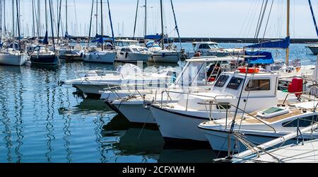 bateaux amarrés dans un quai dans une rangée de la mer méditerranée ancrer Banque D'Images