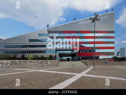 MILAN, ITALIE, le 24 août 2019 - Piazza Gino Valle (Gino Valle Square), qui abrite de nombreux édifices modernes tels que 'Casa Milan'. La Lombardie en Italie. Banque D'Images