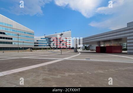 MILAN, ITALIE, le 24 août 2019 - Piazza Gino Valle (Gino Valle Square), qui abrite de nombreux édifices modernes tels que 'Casa Milan'. La Lombardie en Italie. Banque D'Images