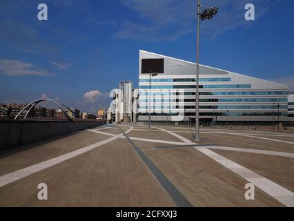 MILAN, ITALIE, le 24 août 2019 - Piazza Gino Valle (Gino Valle Square), qui abrite de nombreux édifices modernes tels que 'Casa Milan'. La Lombardie en Italie. Banque D'Images