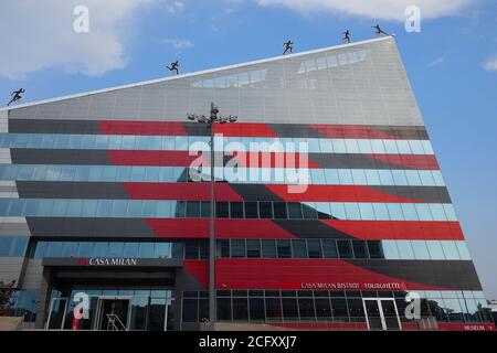 MILAN, ITALIE, le 24 août 2019 - Piazza Gino Valle (Gino Valle Square), qui abrite de nombreux édifices modernes tels que 'Casa Milan'. La Lombardie en Italie. Banque D'Images