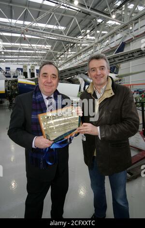 Aéroport de Glasgow Prestwick, Ayrshire, Écosse 16 février 2011. Le premier ministre écossais Alex Salmond avec le chef de l'exécutif de Ryanair Michael O Leary à l'ouverture de la base de maintenance de Ryanair à Prestwick Banque D'Images