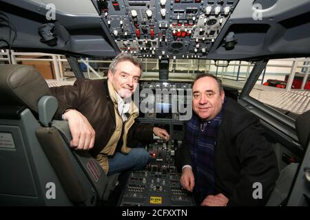 Aéroport de Glasgow Prestwick, Ayrshire, Écosse 16 février 2011. Le premier ministre écossais Alex Salmond avec le chef de l'exécutif de Ryanair Michael O Leary à l'ouverture de la base de maintenance de Ryanair à Prestwick Banque D'Images