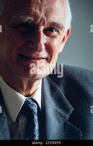 Sir Ron Dearing avec la première ébauche de son rapport provisoire de la CCN sur le programme d'études national de la NCAA à Notting Hill, Londres. 02 août 1993. Photo: Neil Turner Banque D'Images