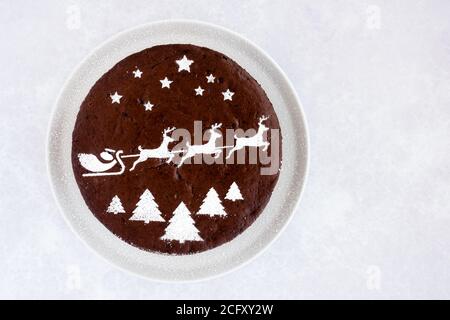 Gâteau au chocolat fait maison avec thème de Noël sur fond gris avec beaucoup d'espace de copie. Banque D'Images