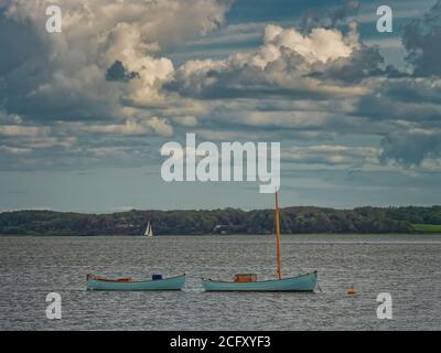 Petits bateaux de pêche vus de Gendarmstien au fjord de Flensborg, Danemark Banque D'Images