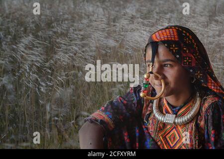 Dhaneta Nathli jat femme portant l'anneau dans le nez d'or, Madhari group, Grand Désert du Rann de Kutch, Gujarat, Inde Banque D'Images