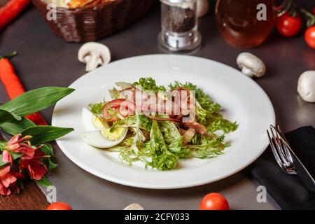 Salade légère avec légumes bacon cerise champignons grillés tomates œuf. Délicieux déjeuner d'été Banque D'Images