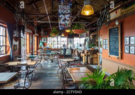 Mud Dock Cafe Bristol - Mud Dock Cafe dans un ancien entrepôt de Bristol avec une terrasse donnant sur la rivière Avon. Banque D'Images