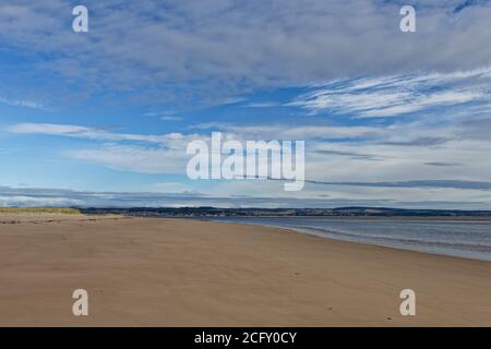 La large plage de sable déserte de Tentsmuir point sur le bord sud de l'estuaire de la Tay, avec de douces vagues se brisant sur le sable. Banque D'Images