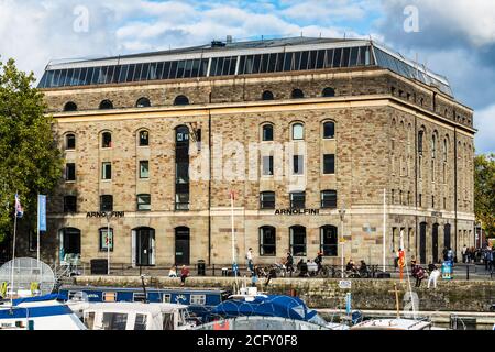 Bristol Arnolfini - Le centre d'art contemporain & Arnolfini Gallery au bord de l'eau dans le centre de Bristol. Fondée en 1961, s'est déplacé à son emplacement actuel 1975 Banque D'Images