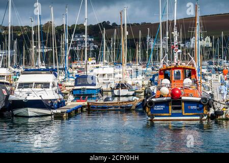 Marina de Falmouth à Falmouth Harbour Cornwall Royaume-Uni. De petits objets artisanaux sont amarrés dans la marina, à proximité du centre-ville de Falmouth. Banque D'Images