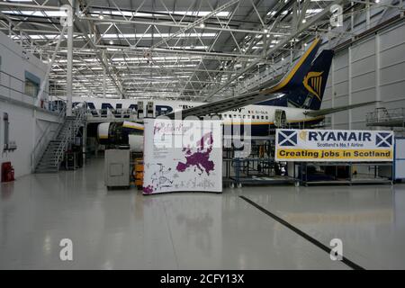 Aéroport de Glasgow Prestwick, Ayrshire, Écosse 16 février 2011. Ouverture de la base de maintenance de Ryanair à Prestwick avec Boeing 737-800 dans la baie de maintenance dans un nouveau cintre Banque D'Images