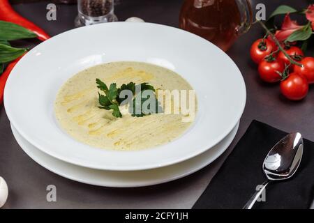 délicieuse soupe à la crème de courgettes. Plat alimentaire d'été facile. Banque D'Images