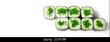 Sushi rouler avec chuka sur une assiette blanche, sushis japonais classiques. Cuisine japonaise traditionnelle avec maki. Délicieux sushis. Pour le menu du restaurant. copyspace. Banque D'Images