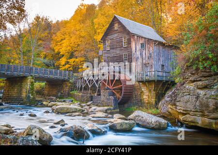 Babcock State Park, West Virginia, USA à Glade Creek Grist Mill durant la saison d'automne. Banque D'Images