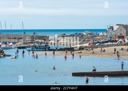 Lyme Regis, Dorset, Royaume-Uni. 8 septembre 2020. UK Météo: Chaud septembre soleil à la station balnéaire de Lyme Regis ramène les visiteurs à la plage aujourd'hui pour profiter d'un dernier souffle de chaleur avant l'automne se met en place. Les températures vont atteindre le milieu des années 20 cette semaine avec la perspective d'une mini-vague de chaleur et d'un « été indien ». Credit: Celia McMahon/Alamy Live News Banque D'Images