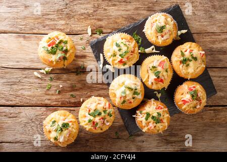 Des muffins américains au maïs fourrés d'herbes de crabe et de fromage sur un panneau d'ardoise sur la table. Vue horizontale du dessus Banque D'Images