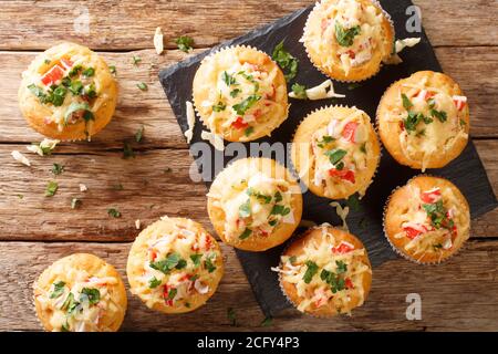 Délicieux muffins au maïs farcis aux herbes de fruits de mer et au fromage sur un panneau d'ardoise sur la table. Vue horizontale du dessus Banque D'Images