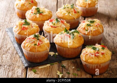 Muffins au maïs épicés faits maison avec des herbes de crabe et du fromage en gros plan sur une plaque d'ardoise sur la table. Horizontale Banque D'Images