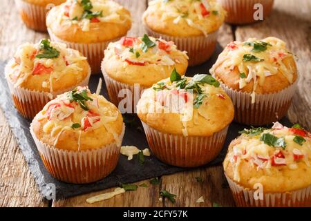 Des muffins américains de maïs en collation farcis aux herbes de crabe et au fromage en gros plan sur une plaque d'ardoise sur la table. Horizontale Banque D'Images