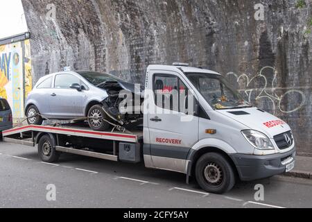 Voiture endommagée par accident à l'arrière d'un camion de dépannage à Digbeth, Birmingham, Royaume-Uni Banque D'Images