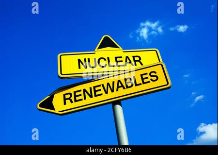 Nucléaire ou renouvelable - signalisation routière avec deux options - décider entre l'électricité atomique et alternative ( énergie solaire, éolienne ) . Question des déchets Banque D'Images