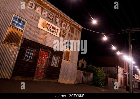 Maldon High Street la nuit à Victoria, Australie Banque D'Images