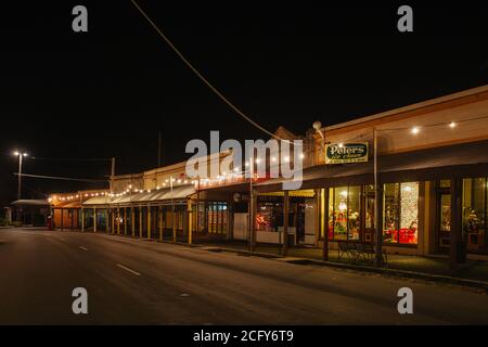 Maldon High Street la nuit à Victoria, Australie Banque D'Images