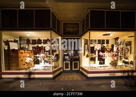 Maldon High Street la nuit à Victoria, Australie Banque D'Images