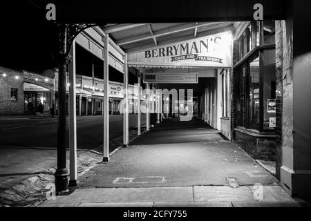 Maldon High Street la nuit à Victoria, Australie Banque D'Images