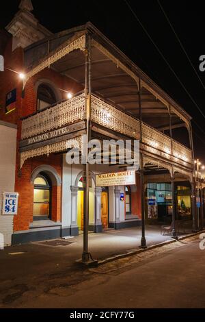 Maldon High Street la nuit à Victoria, Australie Banque D'Images