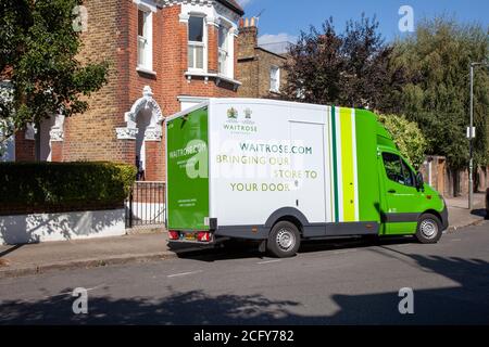 Camion de livraison Waitrose Outside Homes à Wandsworth, Londres, Royaume-Uni Banque D'Images