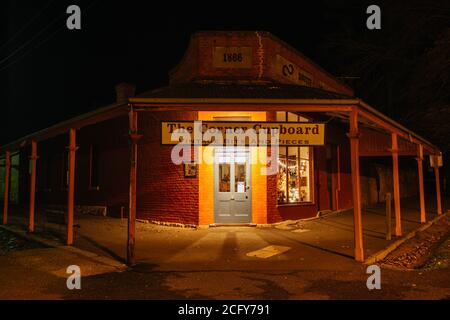 Maldon High Street la nuit à Victoria, Australie Banque D'Images