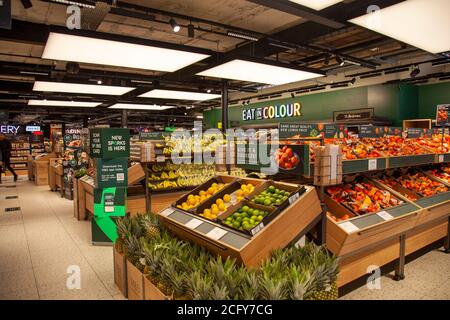 Intérieur du magasin Marks and Spencer sur St Johns Rd à Battersea, Londres Banque D'Images