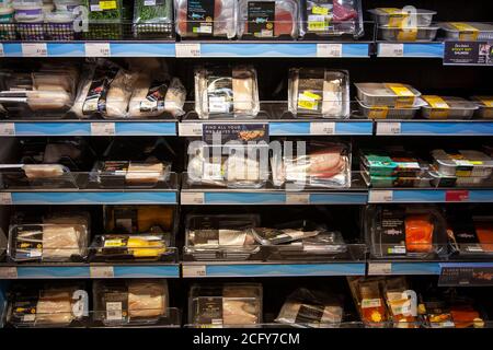 Marks and Spencer Store Interior , Fish Selection on St Johns Rd à Battersea, Londres UK Banque D'Images