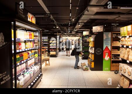 Intérieur du magasin Marks and Spencer sur St Johns Rd à Battersea, Londres Banque D'Images