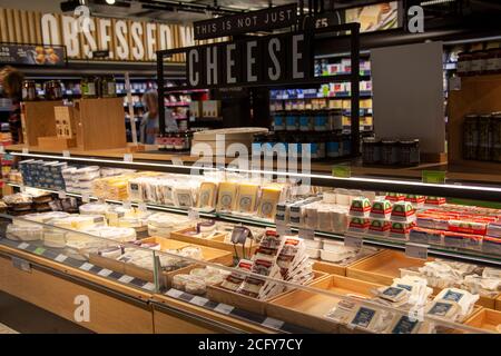 Intérieur du magasin Marks and Spencer, Cheese Selection, sur St Johns Rd à Battersea, Londres, Royaume-Uni Banque D'Images