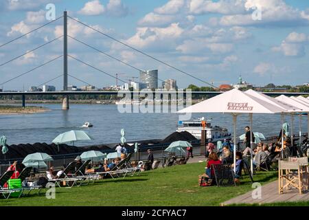 Plage de la ville, à l'arrière du pont Oberkassler Brücke, sur le Rhin, promenade du Rhin le long de la vieille ville, Düsseldorf, NRW, Allemagne, Banque D'Images