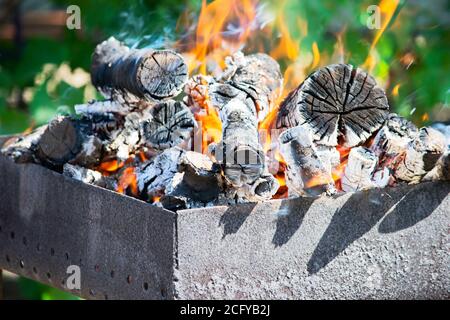 bois de chauffage brûlant sur le brazier, feu, coals, fond Banque D'Images