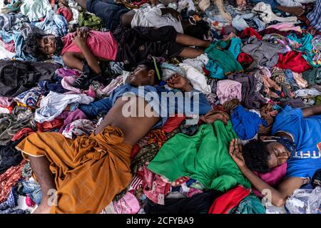 Lhokseumawe, Aceh, Indonésie. 8 septembre 2020. Les réfugiés de Rohingya prennent une pause sous tente dans un abri temporaire à Lhokseumawe, province d'Aceh. Près de 300 personnes Rohingya se sont délabouré de Lhokseumawe au début de la matinée de lundi. Credit: Zikri Maulana/ZUMA Wire/Alay Live News Banque D'Images