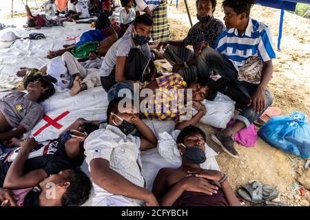 Lhokseumawe, Aceh, Indonésie. 8 septembre 2020. Les réfugiés de Rohingya prennent une pause sous tente dans un abri temporaire à Lhokseumawe, province d'Aceh. Près de 300 personnes Rohingya se sont délabouré de Lhokseumawe au début de la matinée de lundi. Credit: Zikri Maulana/ZUMA Wire/Alay Live News Banque D'Images