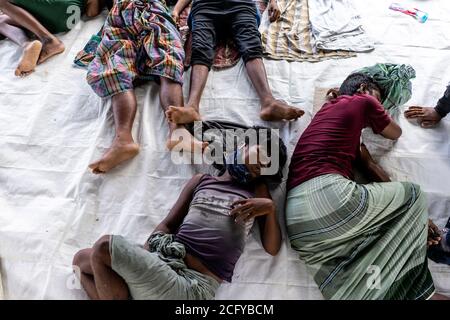 Lhokseumawe, Aceh, Indonésie. 8 septembre 2020. Les réfugiés de Rohingya prennent une pause sous tente dans un abri temporaire à Lhokseumawe, province d'Aceh. Près de 300 personnes Rohingya se sont délabouré de Lhokseumawe au début de la matinée de lundi. Credit: Zikri Maulana/ZUMA Wire/Alay Live News Banque D'Images