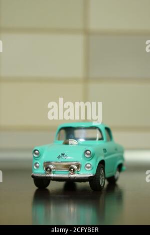 POZNAN, POLOGNE - 17 septembre 2016 : voiture jouet bleu classique dans un arrière-plan de mise au point douce Banque D'Images