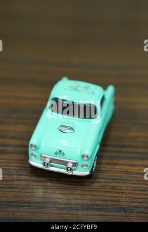 POZNAN, POLOGNE - 17 septembre 2016 : voiture miniature bleue vintage sur une table en bois Banque D'Images