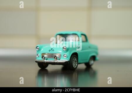 POZNAN, POLOGNE - 17 septembre 2016 : voiture miniature bleue vintage sur une table en bois Banque D'Images